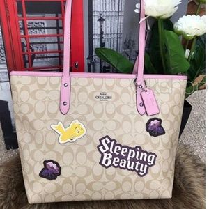 🎁🎀Disney X Coach City Zip Tote